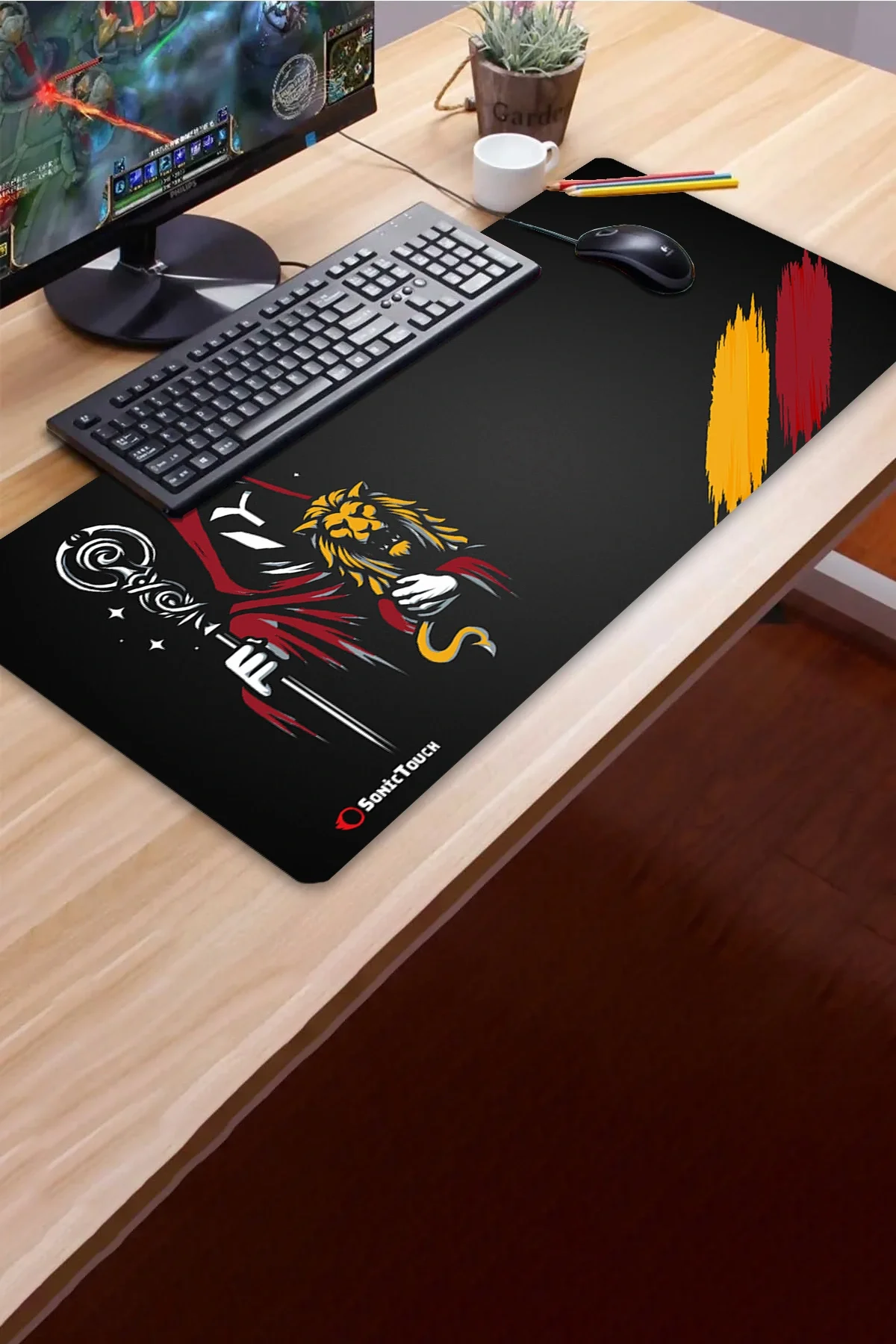SonicTouch Aslan Muhafızı Sarı Kırmızı Dikişsiz Pürüzsüz Sıvı Geçirmez XXL Gamer Klavye Mousepad 40x90cm