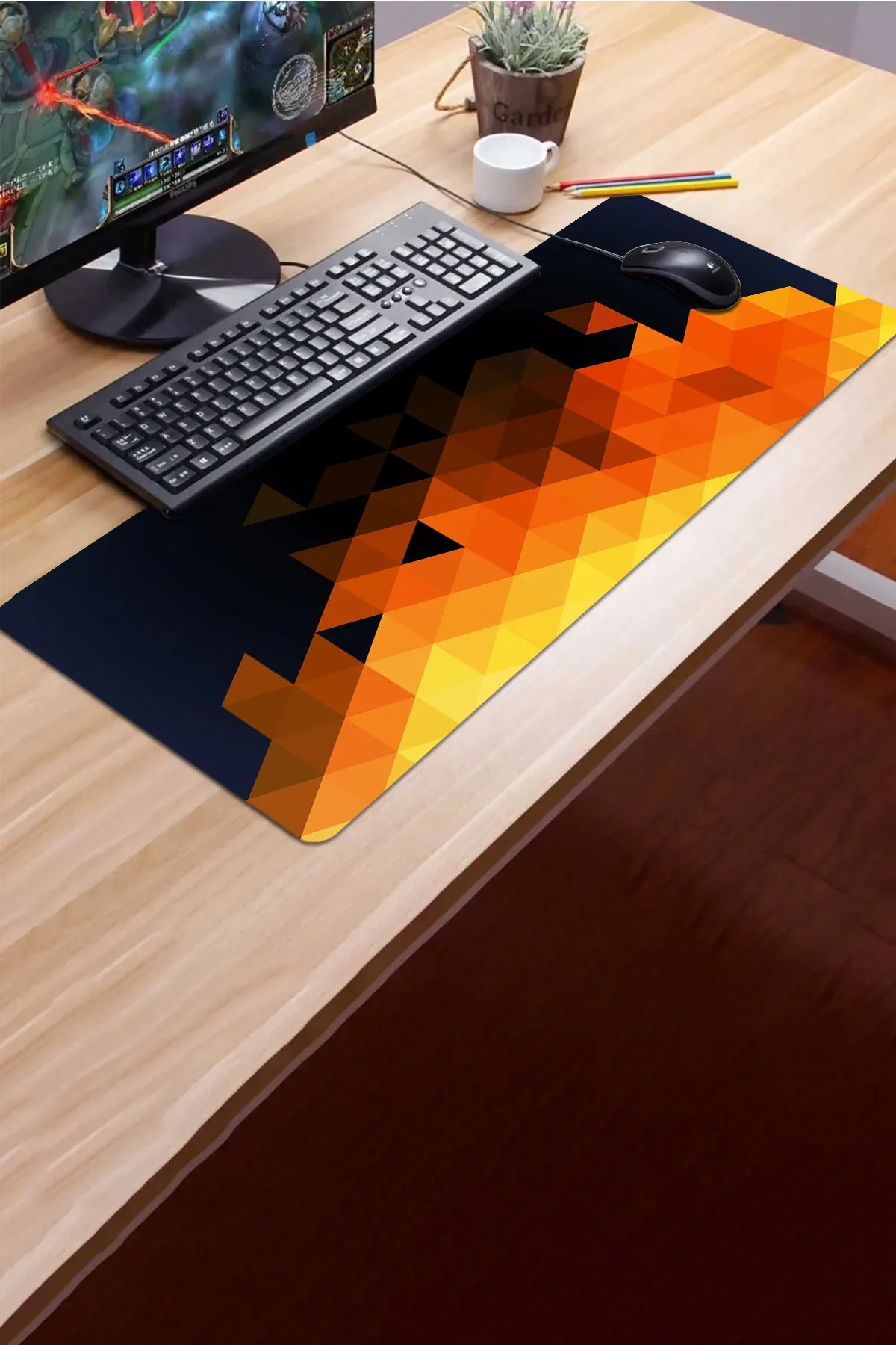 SonicTouch Turuncu Soyut Üçgenler Gamer Oyuncu Dikişsiz Sıvı Geçirmez Klavye Mouse Pad 32x70Cm