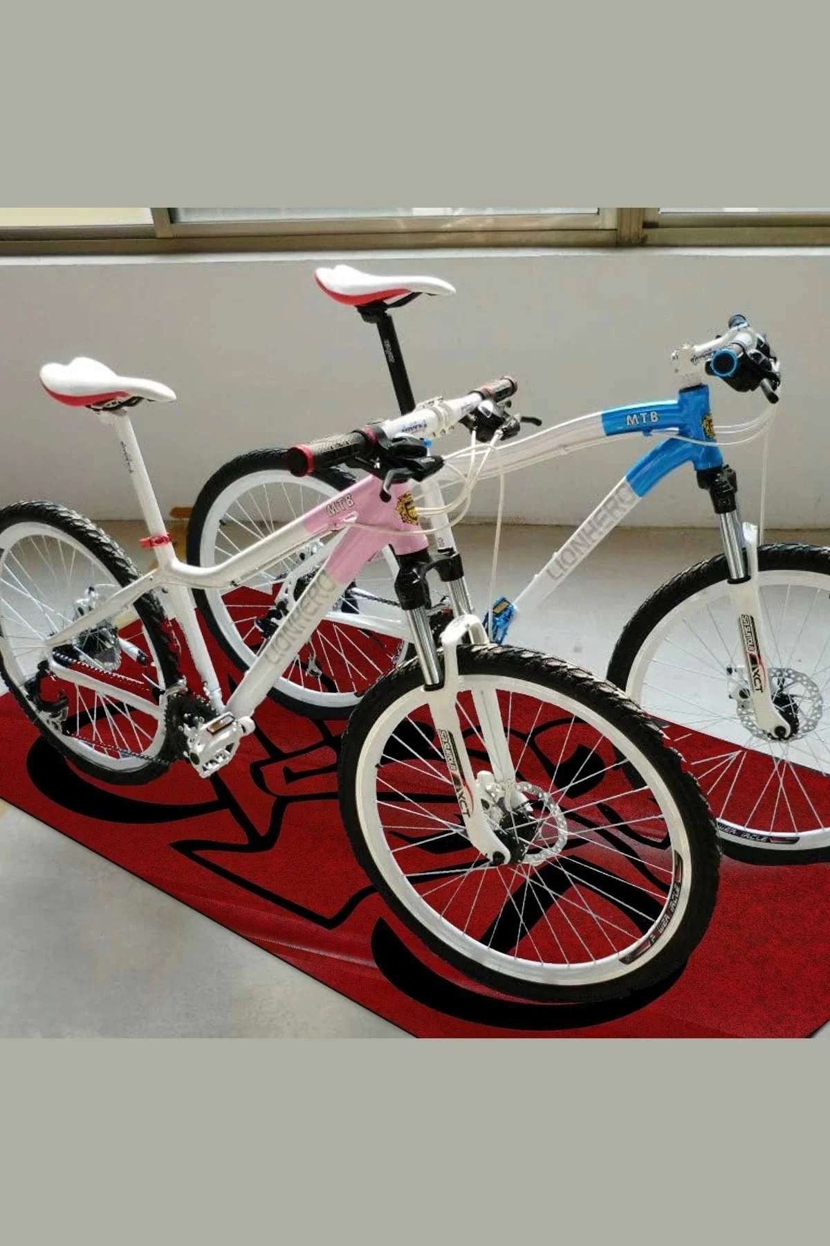 SonicTouch Motosiklet Park Matı Kaymaz Yıkanır Yağa Dayanıklı Kırmızı Motor Garaj Paspası 70x170cm