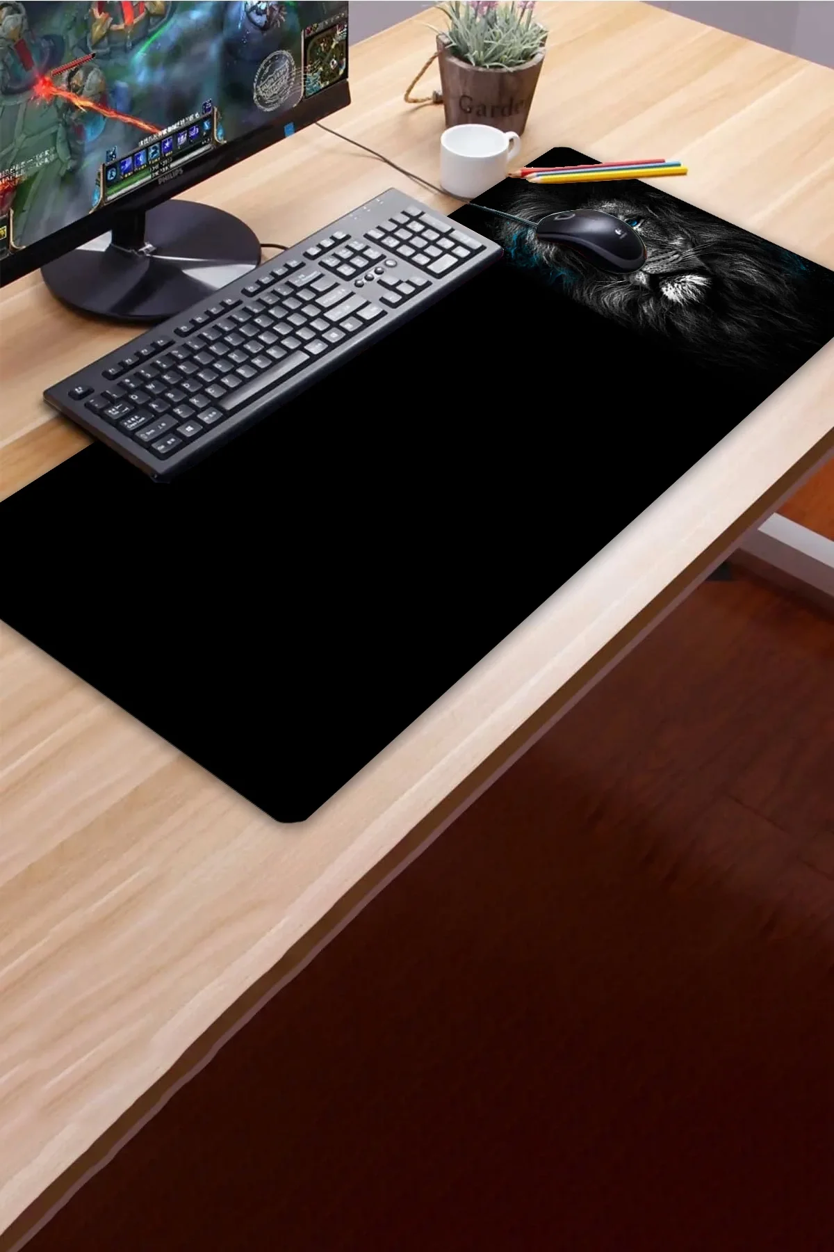 SonicTouch UltraGrand Mavi Gözlü Aslan Dikişsiz Xxl Gaming Oyuncu Masaüstü Siyah Beyaz Klavye Mouse Pad 40x90Cm