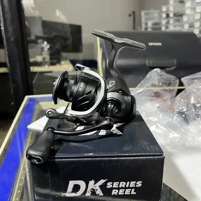 DK4000 Boy Olta Makinesi - Yüksek Çekiş Gücü ve Geniş Misina Kapasiteli Genel Avcılık Makarası