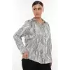 Lycra Jakarlı Saten Büyük Beden Kadın Gömlek – Şık ve Rahat Uzun Kollu Desenli Gömlek