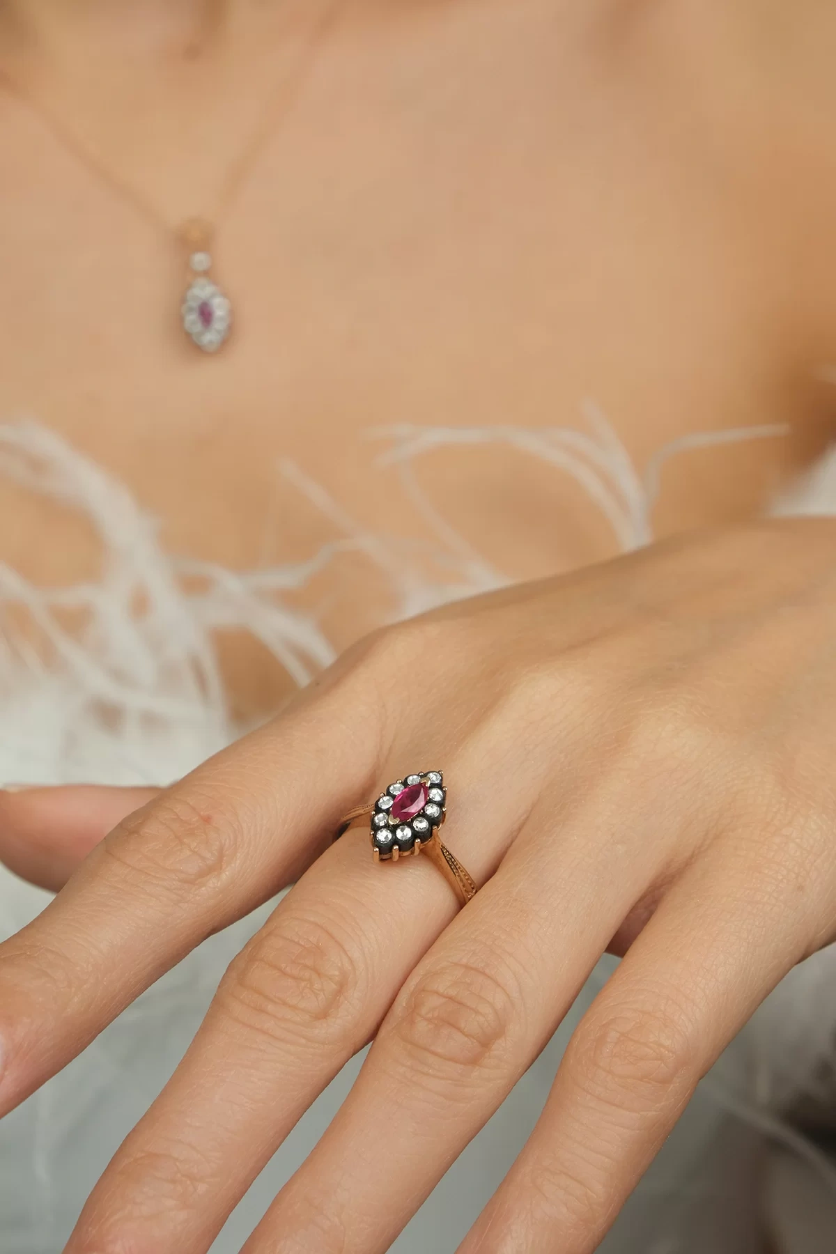 Asil Kırmızı Yakutlu Elmas Yüzük ELM1496