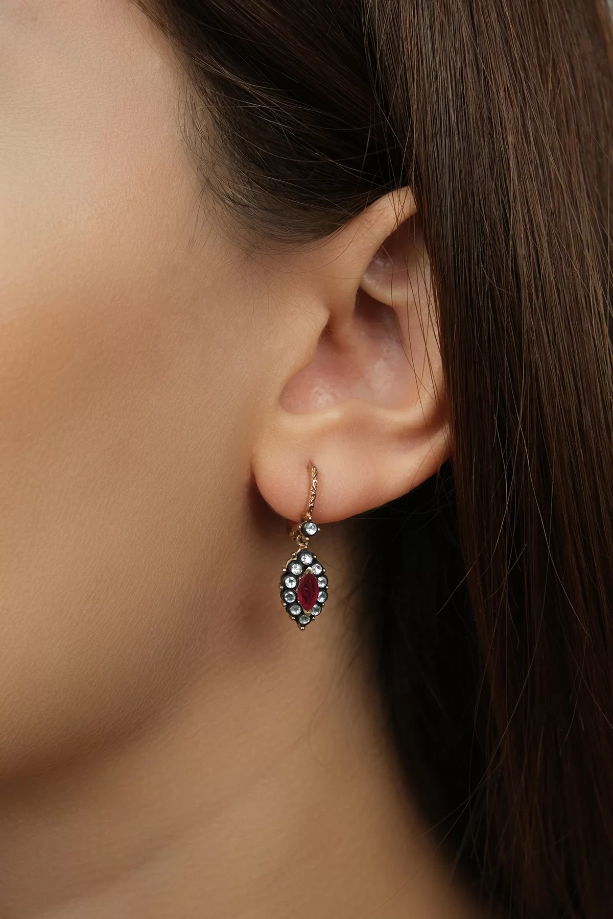 Asil Kırmızı Yakutlu Elmas Küpe ELM1498