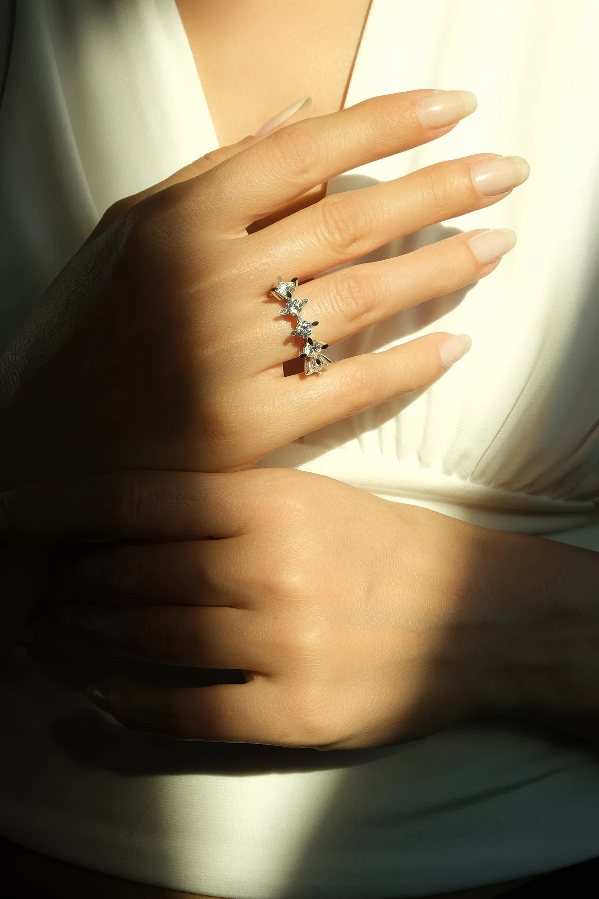 Asil 14 Ayar Beştaş Beyaz Altın Yüzük YZK137