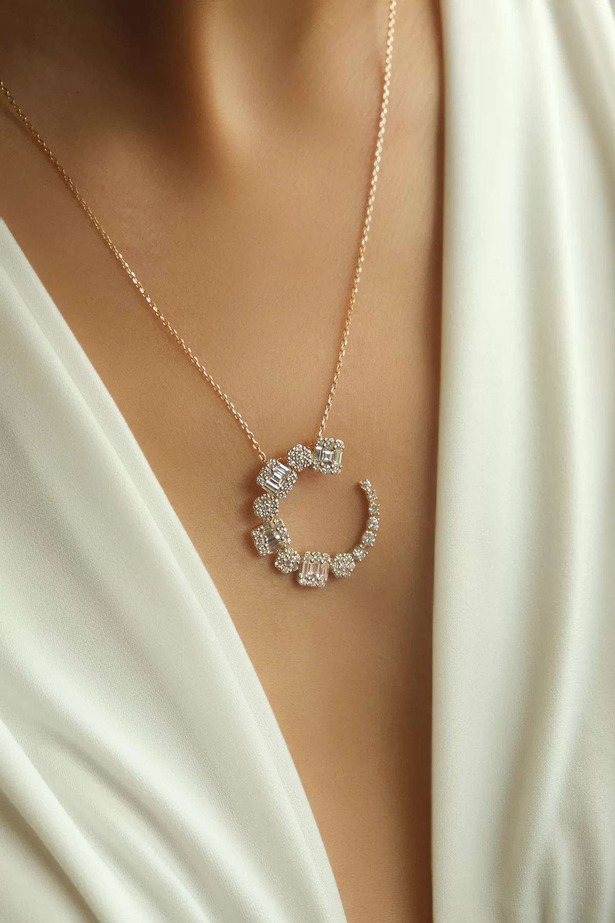 Asil Yarım Ay Baget Pırlanta Kolye PIR3394