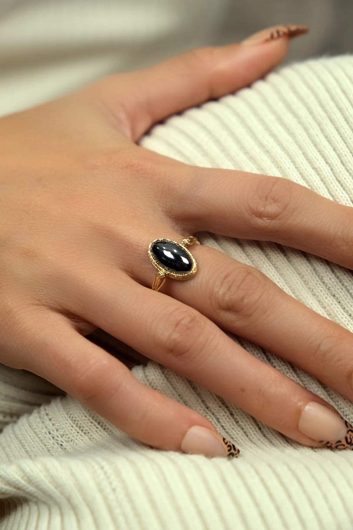 Asil 14 Ayar Siyah Taşlı Oval Altın Yüzük YZK1614