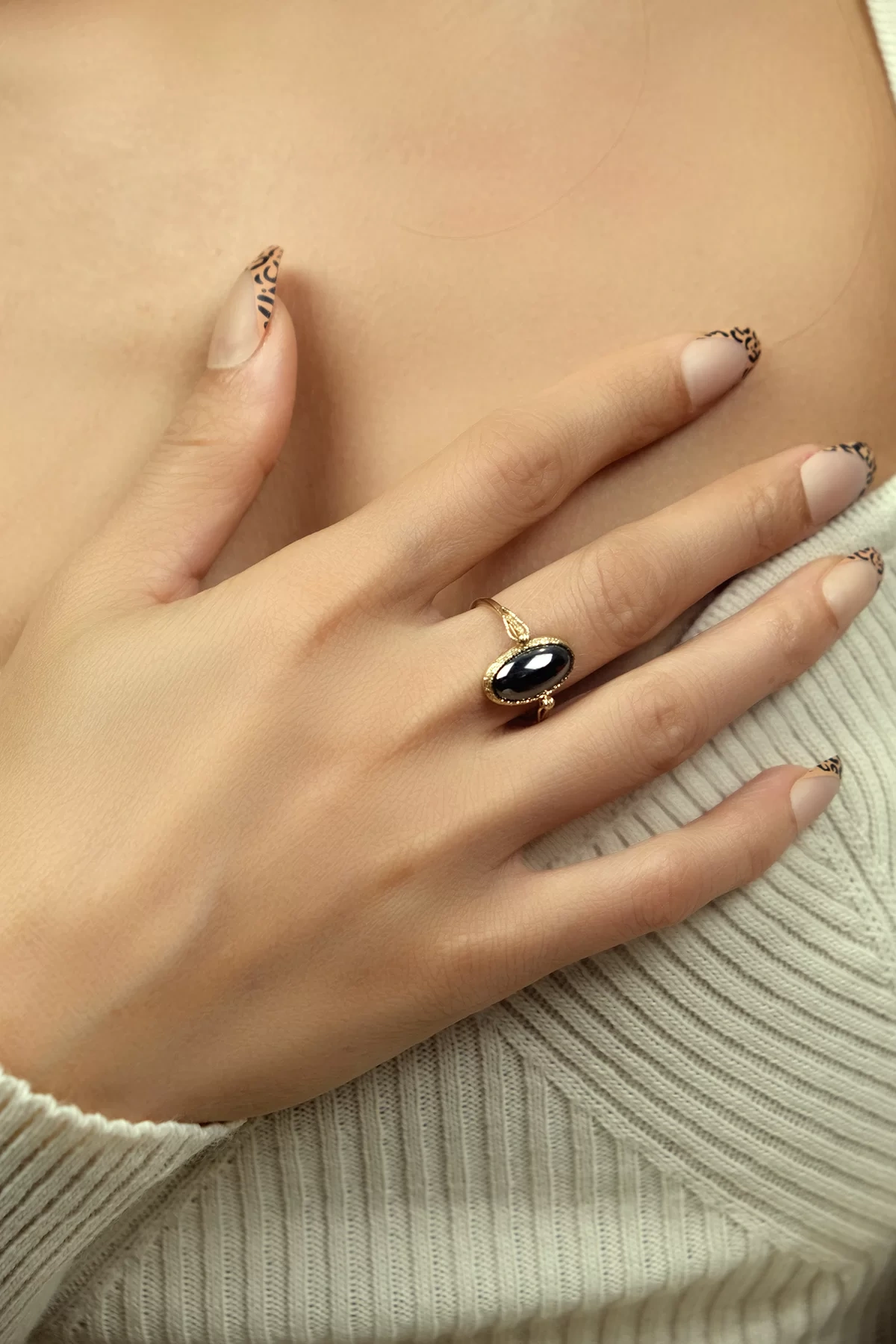 Asil 14 Ayar Siyah Taşlı Oval Altın Yüzük YZK1614