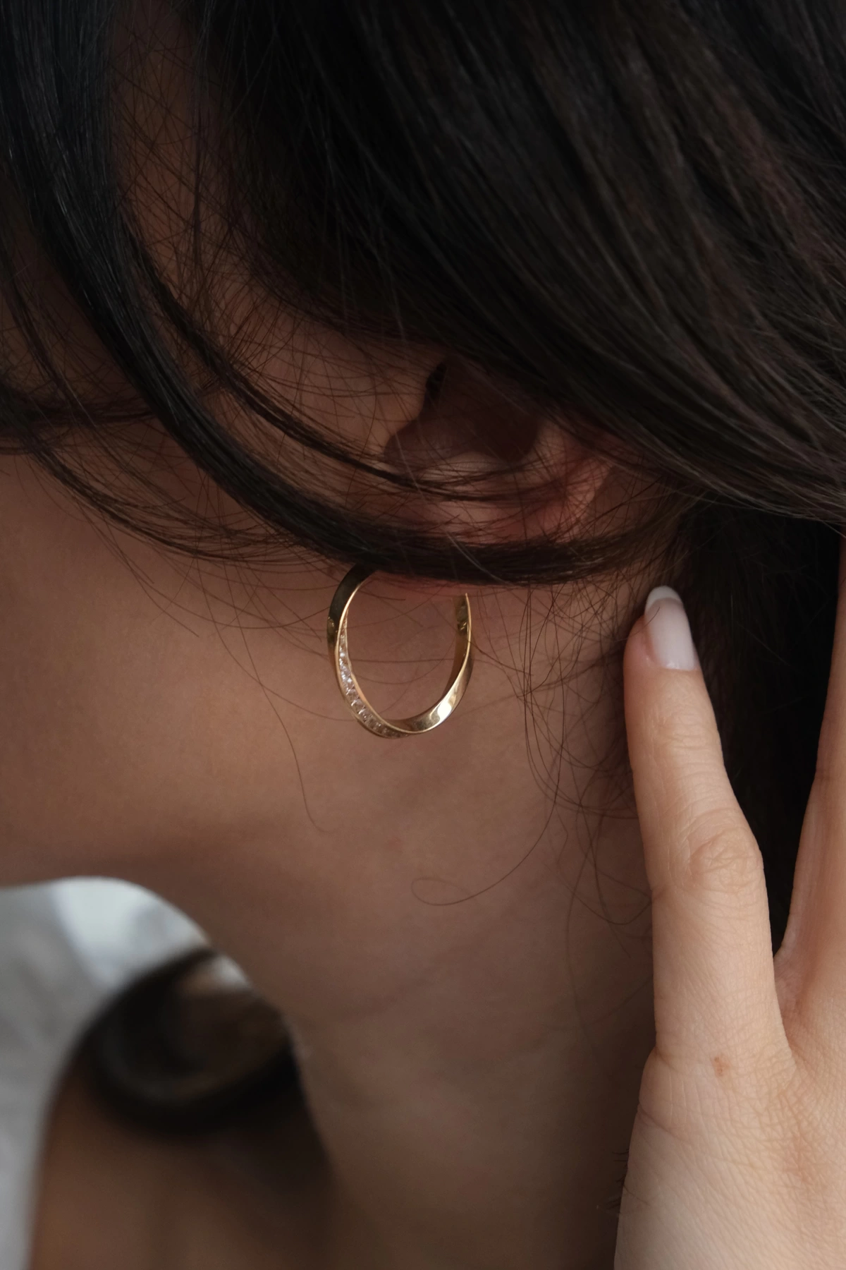 Asil 14 Ayar Taşlı Kıvrılan Halka Altın Küpe KP2152