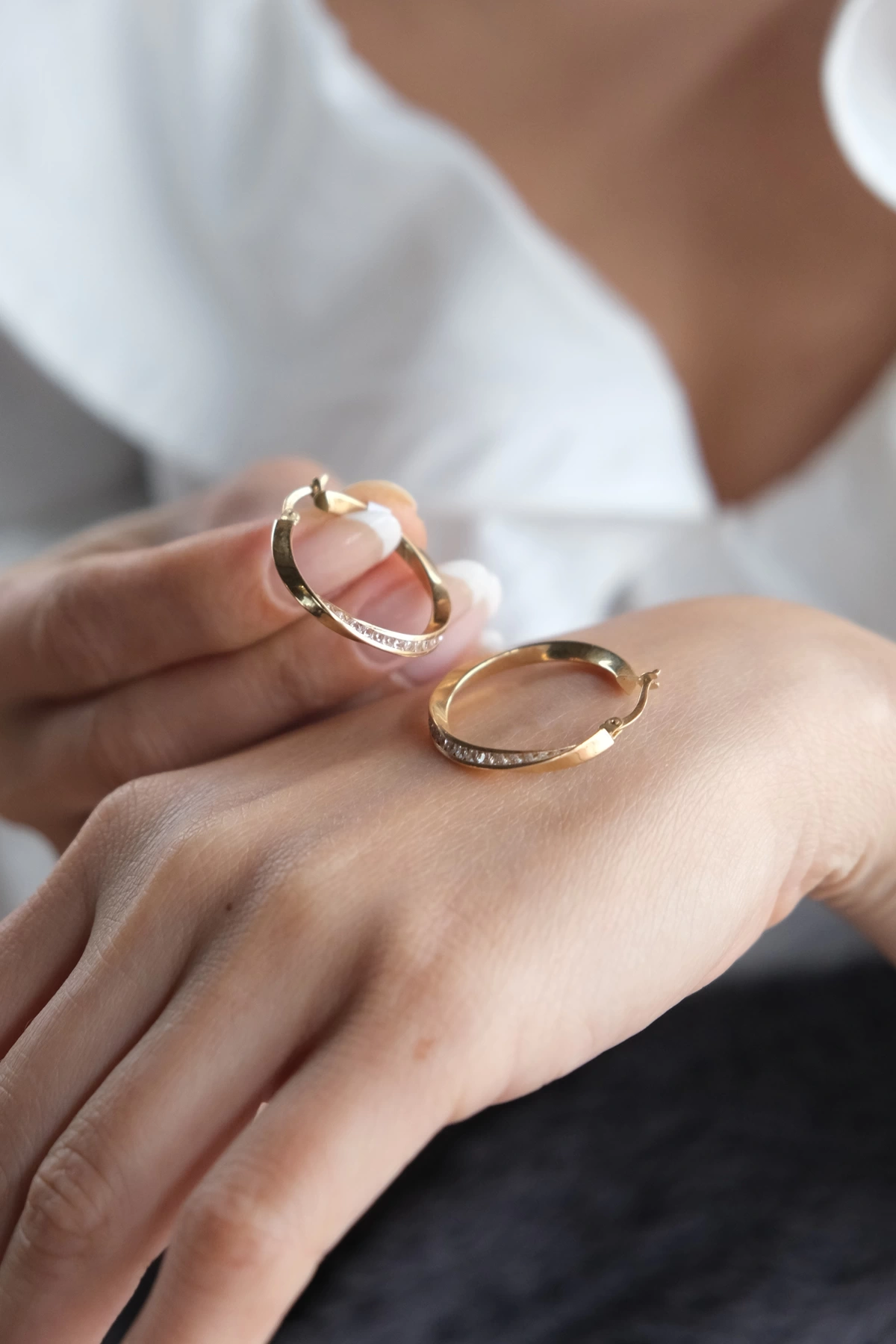 Asil 14 Ayar Taşlı Kıvrılan Halka Altın Küpe KP2152