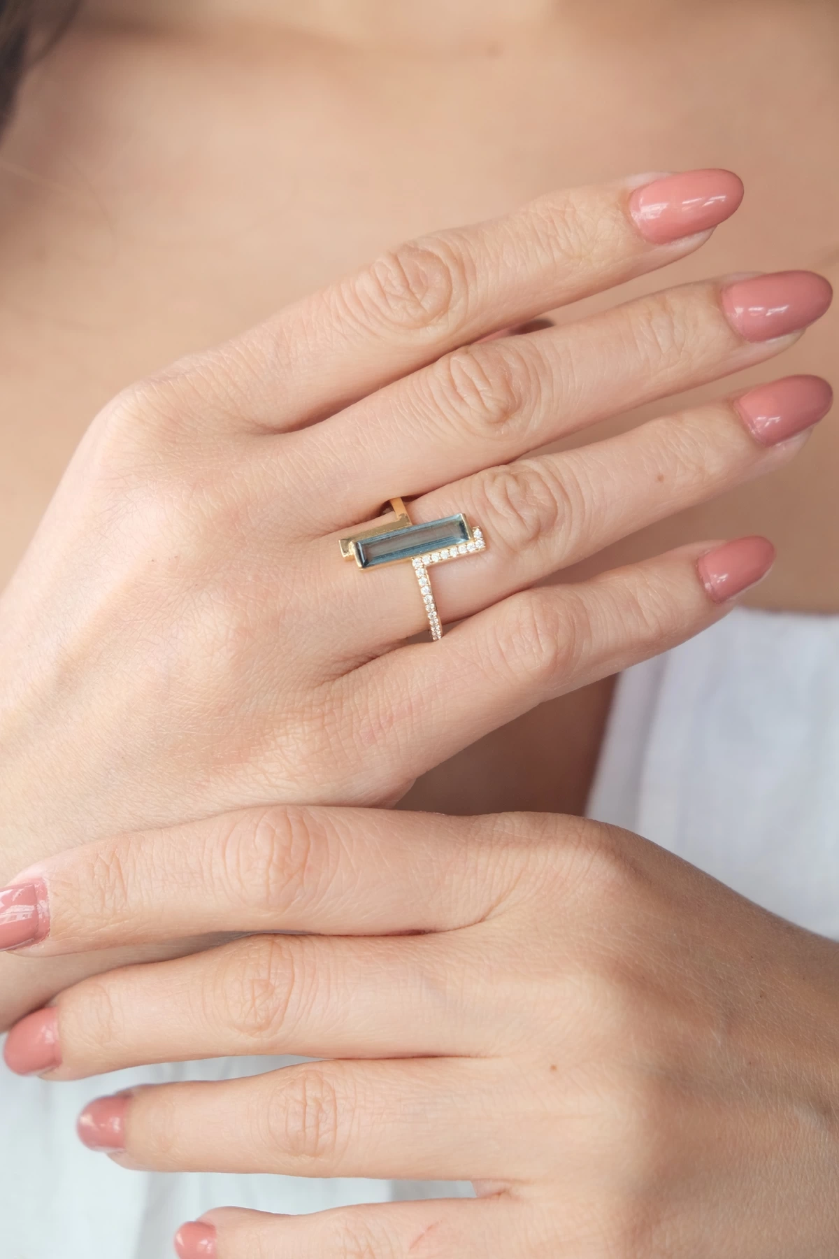 Asil 14 Ayar İri Taşlı Modern Altın Yüzük YZK3004