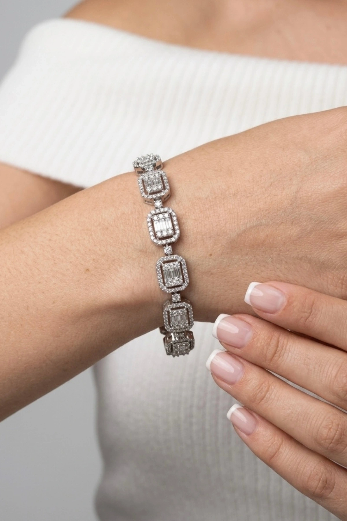 3.77 Ct. Baget Kesim Pırlanta Bileklik