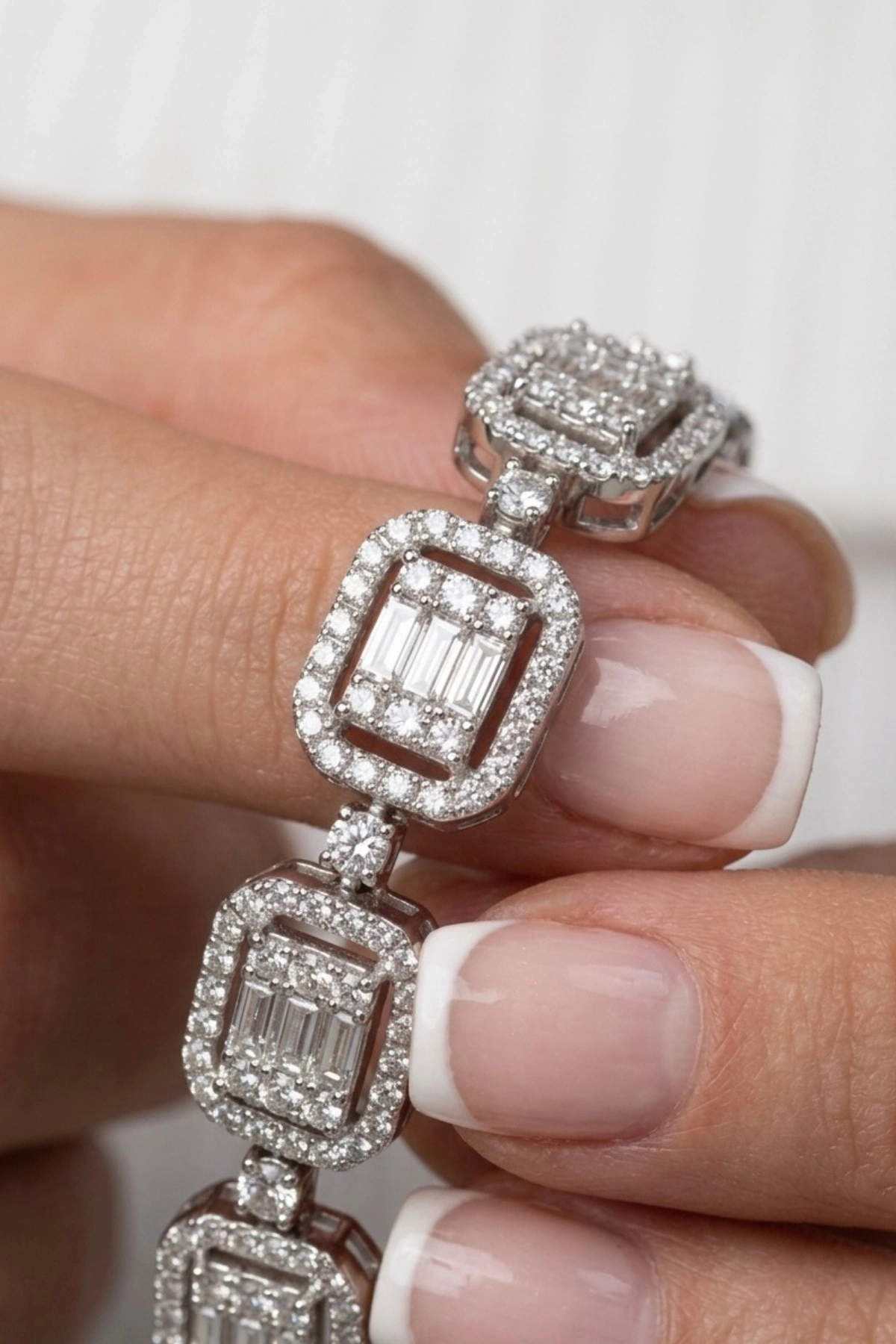 3.77 Ct. Baget Kesim Pırlanta Bileklik