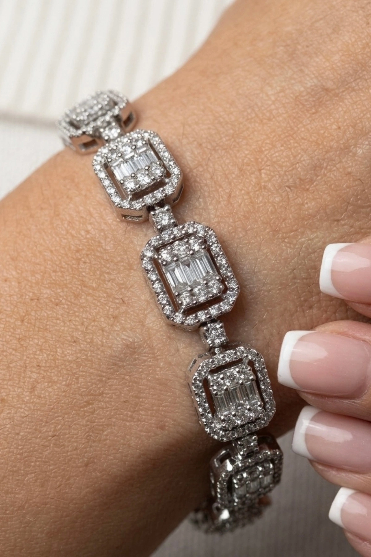 3.77 Ct. Baget Kesim Pırlanta Bileklik