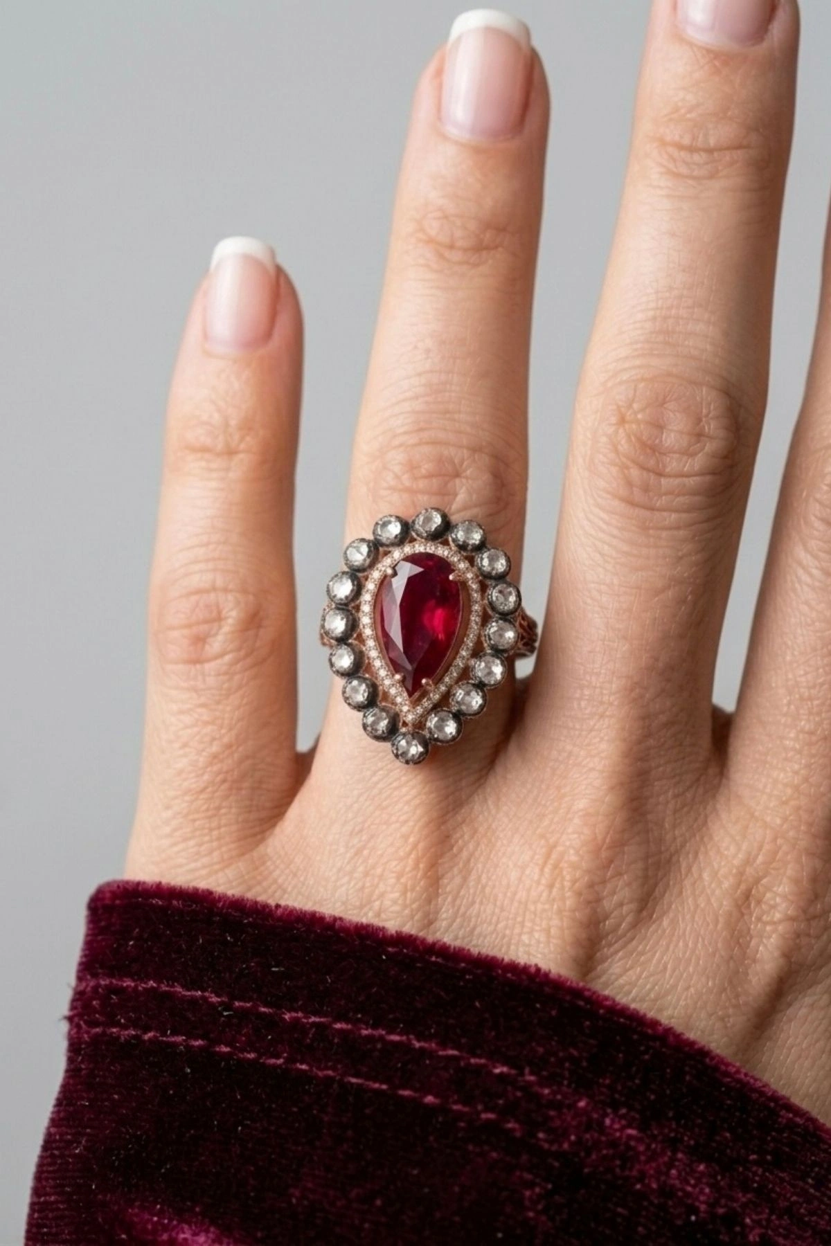 3.38 Ct. Kırmızı Taşlı Elmas Küpe