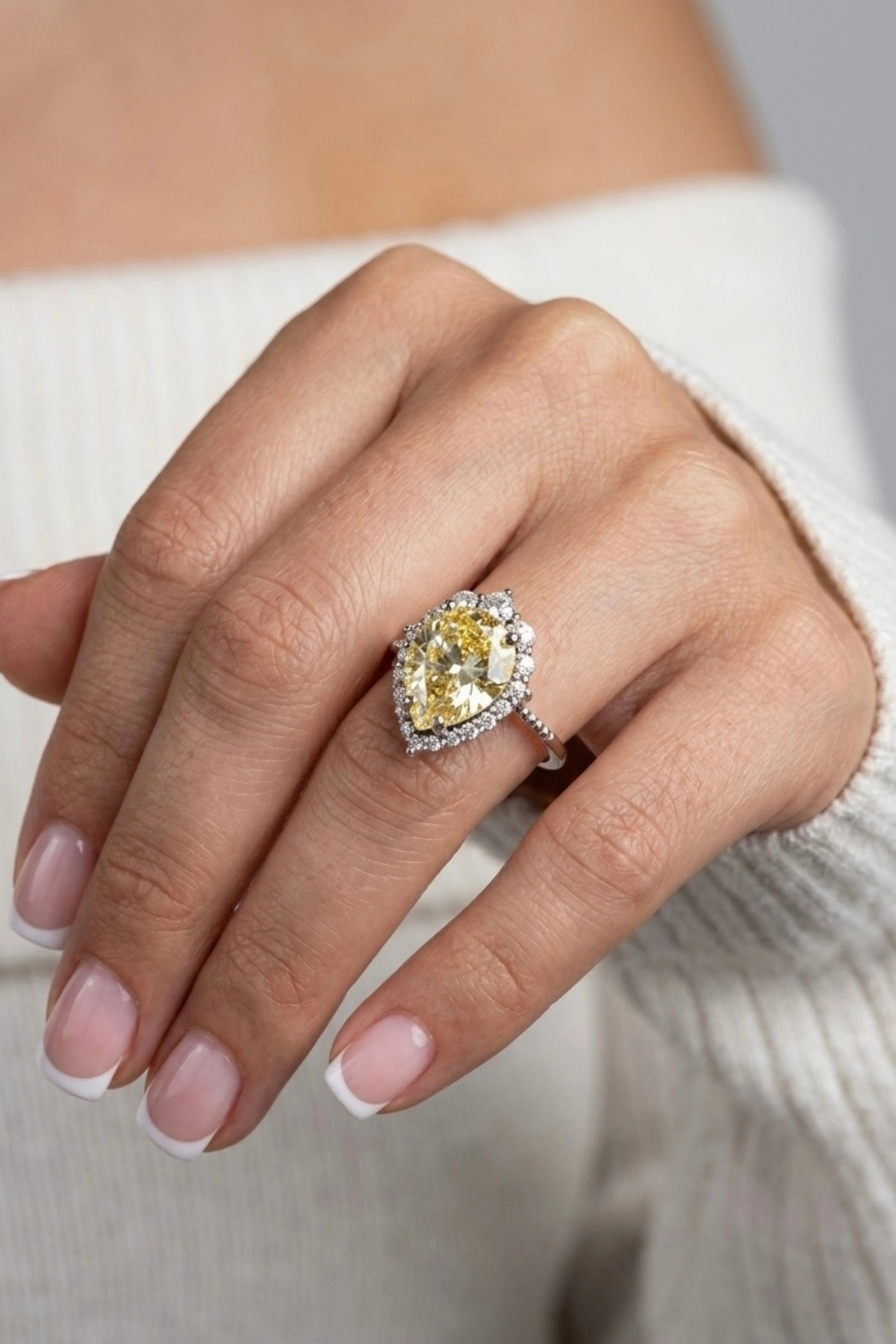 4.42 Ct. Sarı Taşlı Pırlanta Yüzük