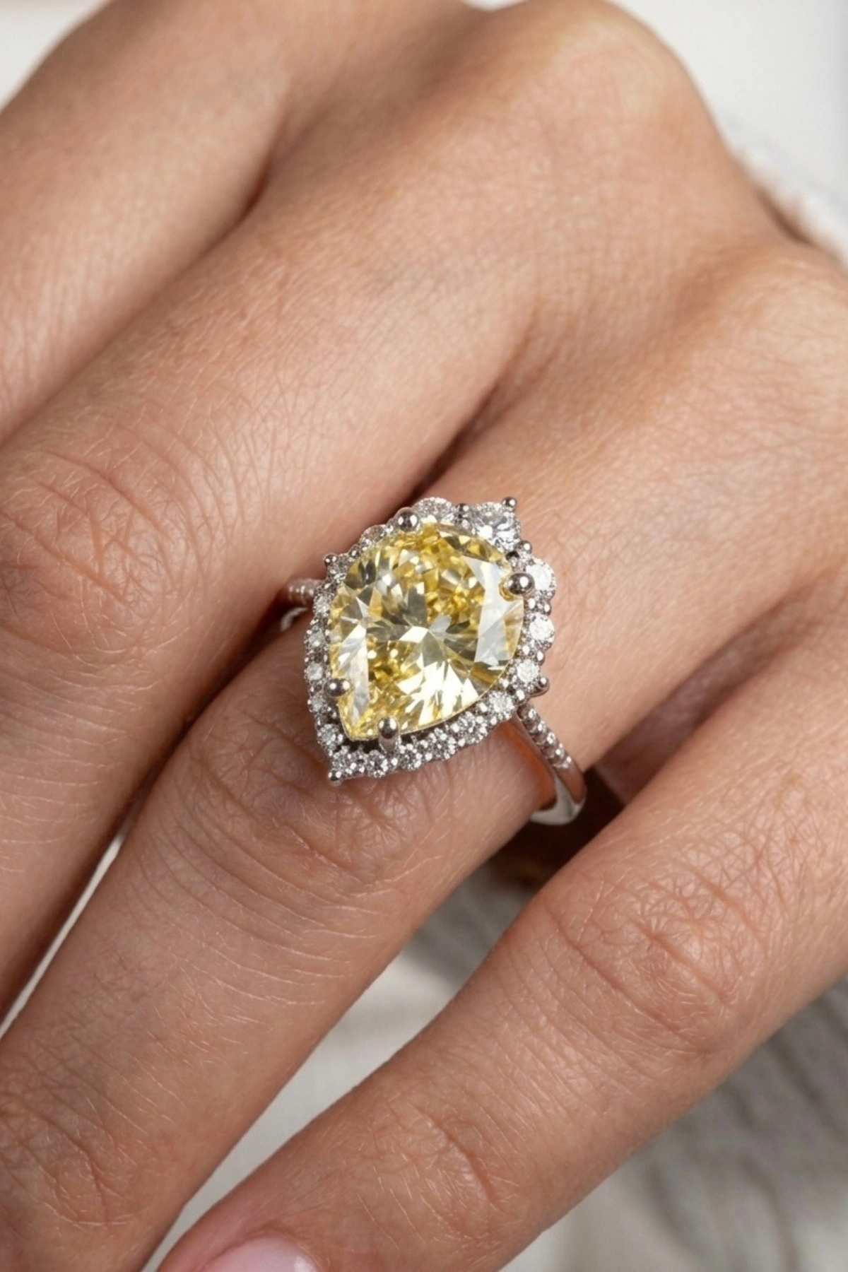 4.42 Ct. Sarı Taşlı Pırlanta Yüzük