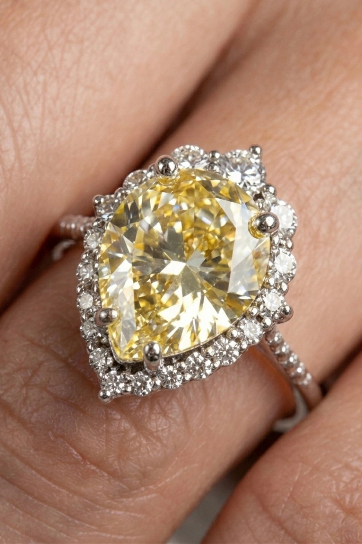 4.42 Ct. Sarı Taşlı Pırlanta Yüzük