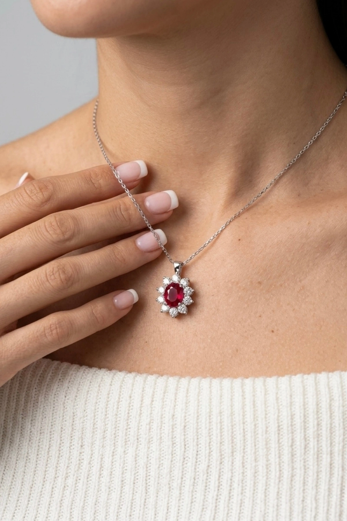 0.66 Ct. Kırmızı Taşlı Pırlanta Kolye