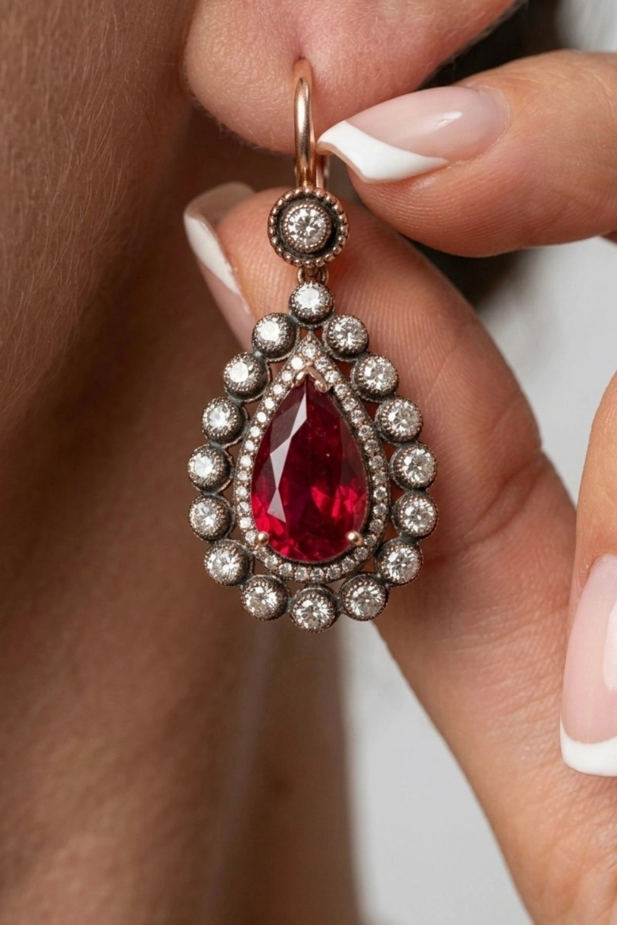 0.77 Ct. Kırmızı Taşlı Elmas Küpe