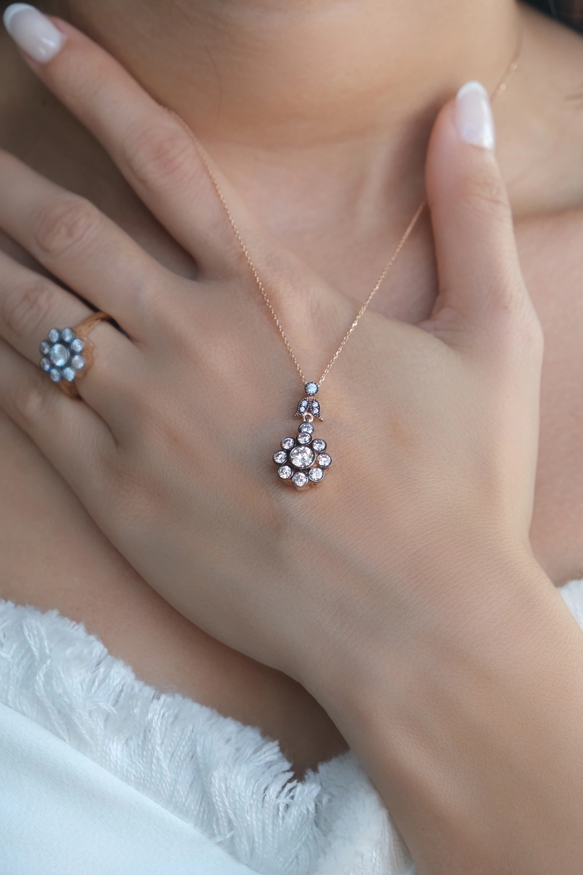 Asil 14 Ayar Gül Model Taşlı Altın Kolye KLY3400