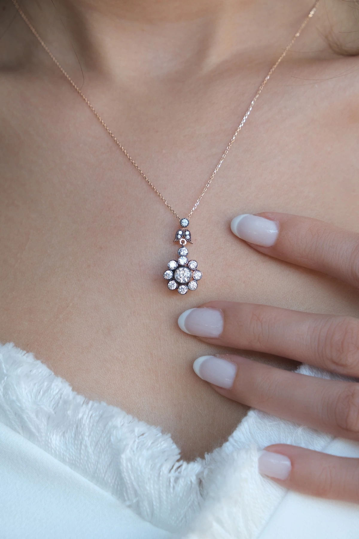 Asil 14 Ayar Gül Model Taşlı Altın Kolye KLY3400