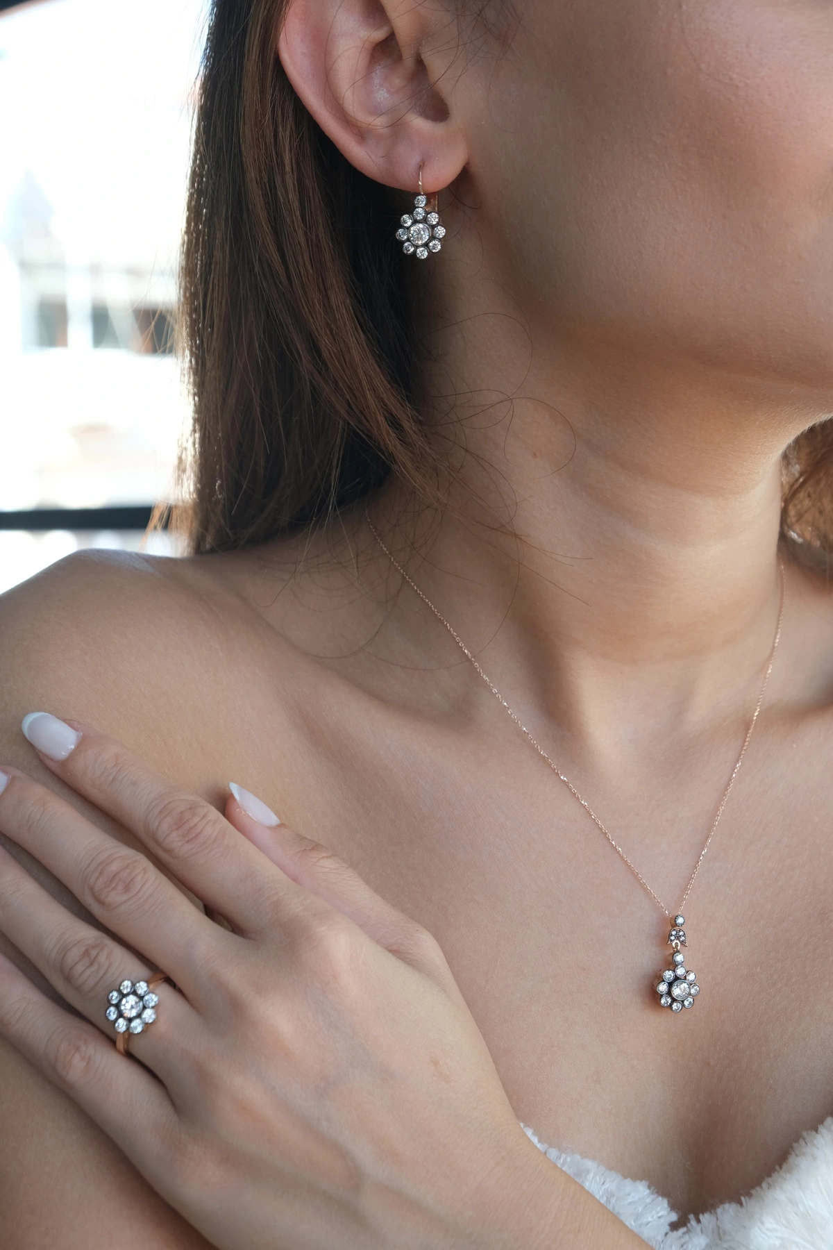 Asil 14 Ayar Gül Model Taşlı Altın Kolye KLY3400