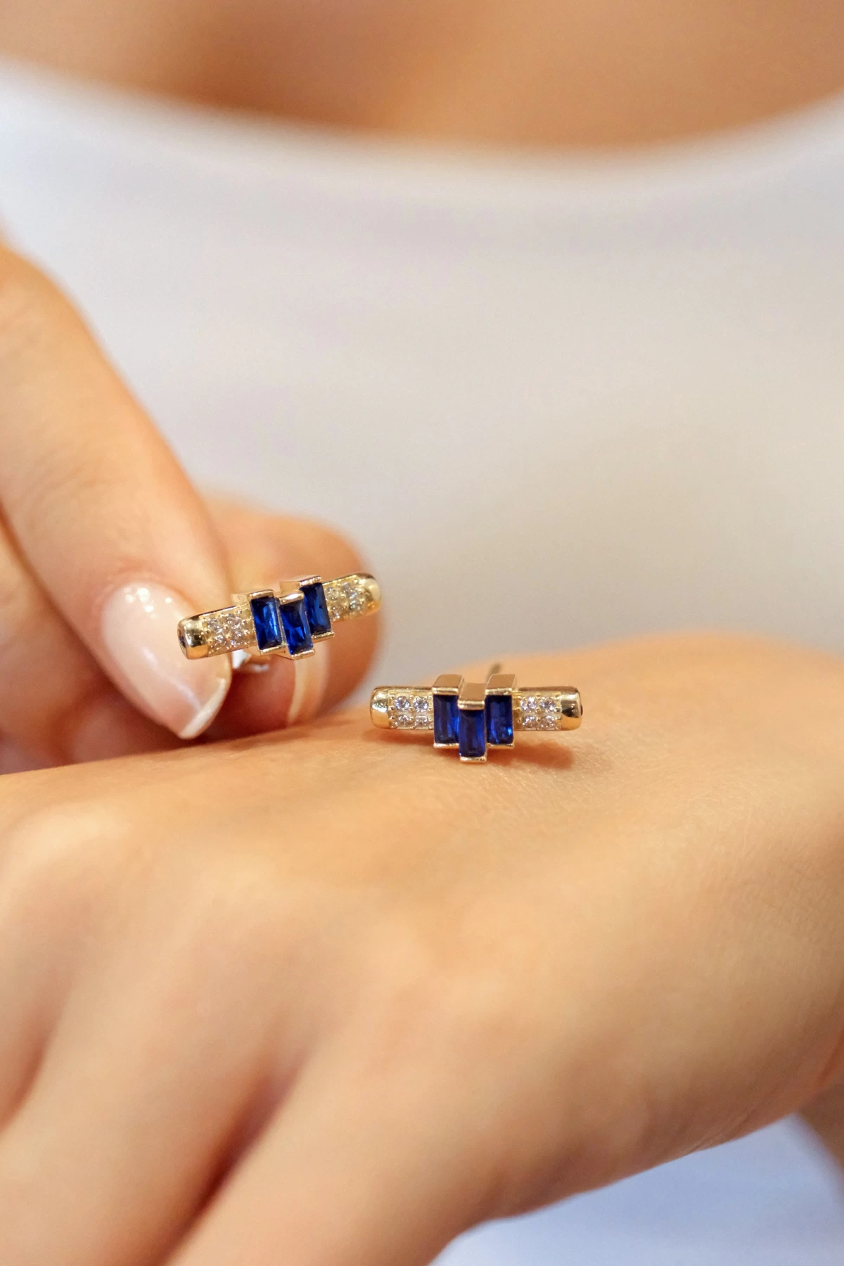 Asil 14 Ayar Mavi Taşlı Çivi Altın Küpe KP5030