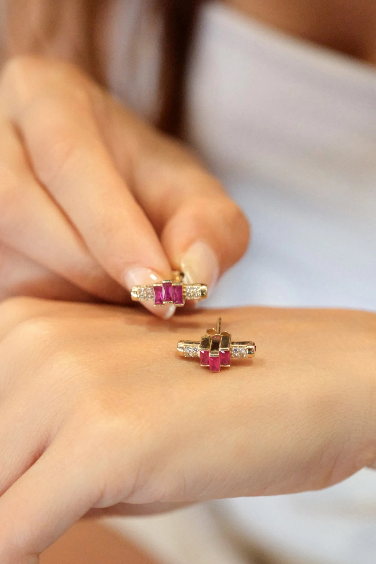 Asil 14 Ayar Pembe Taşlı Çivi Altın Küpe KP5029