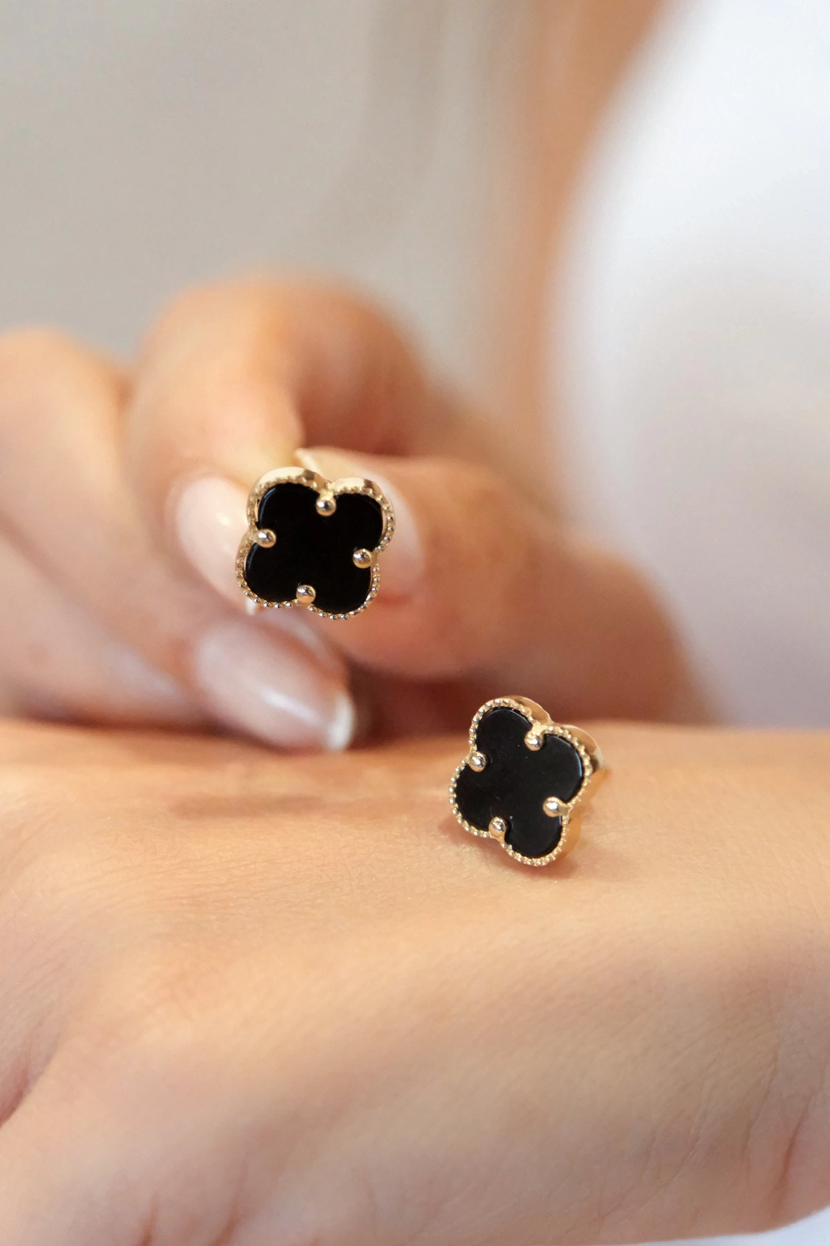 Asil 14 Ayar Yonca Siyah Taşlı Çivi Altın Küpe KP4277