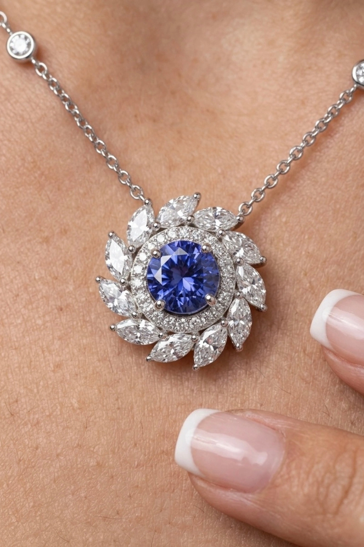 2.32 Ct. Mavi Taşlı Pırlanta Kolye