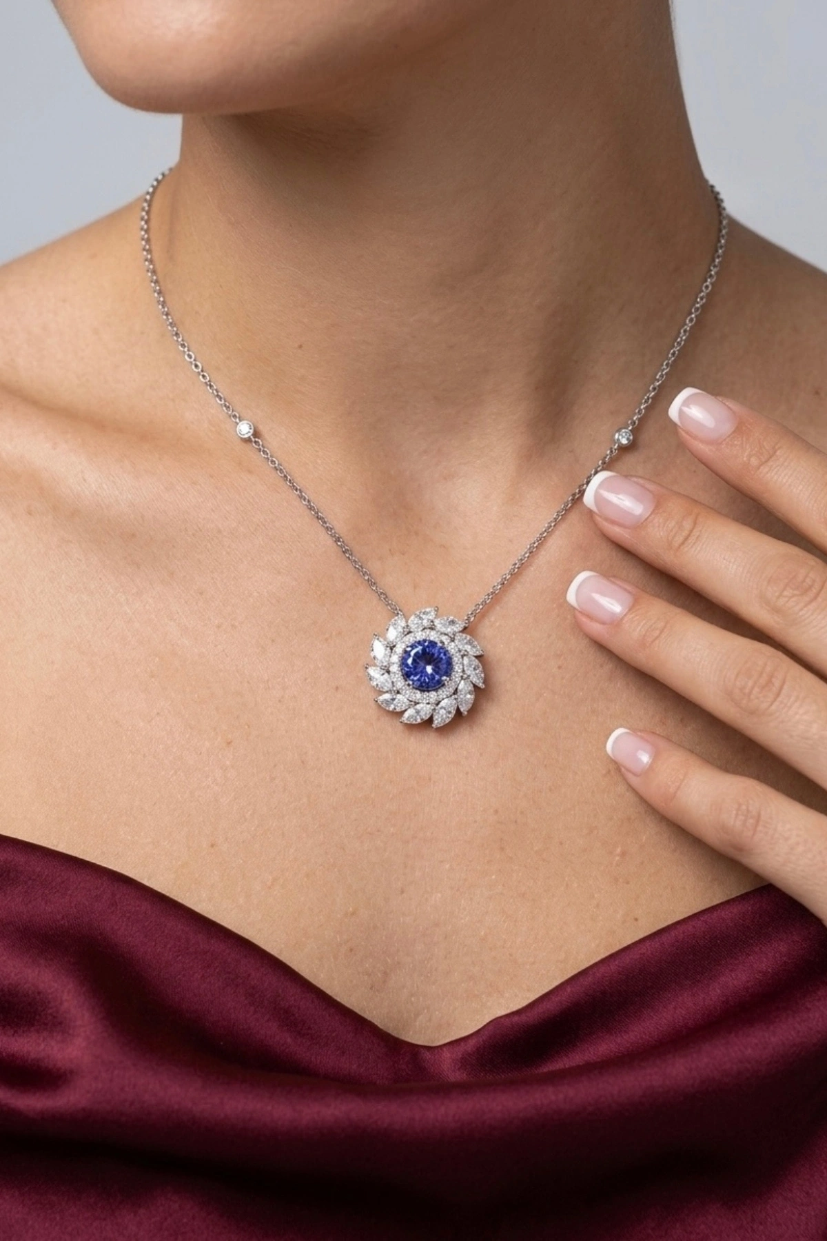 2.32 Ct. Mavi Taşlı Pırlanta Kolye