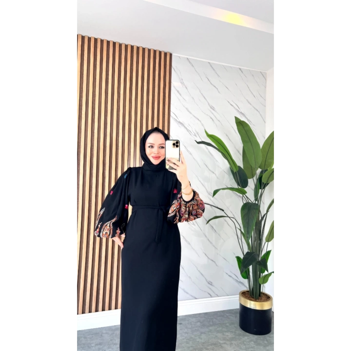 Balon Kollu Nakışlı Elbise