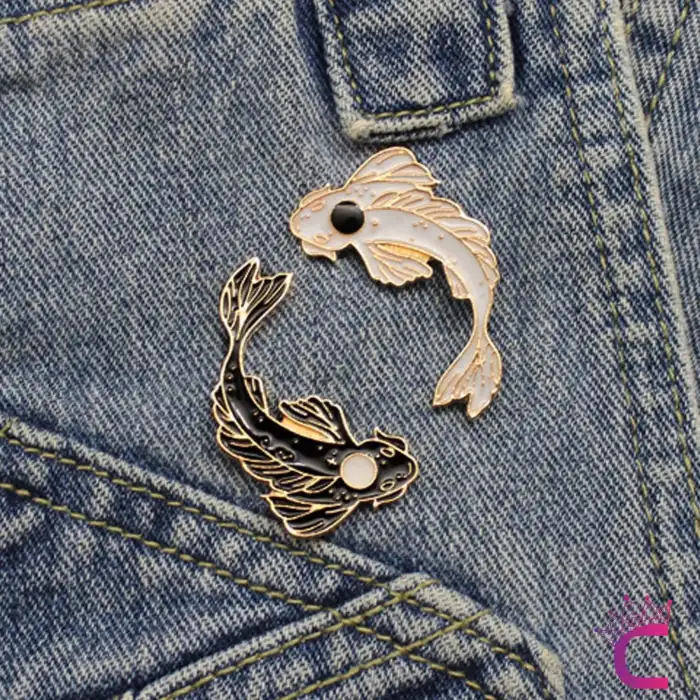 2li Siyah Beyaz Koi Balık Broş Seti - Hediyelik Erkek Kadın Unisex Ceket Yaka İğnesi Broş