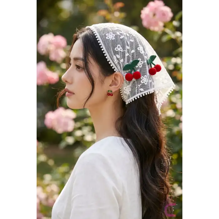 3D Boyutlu Kirazlı Beyaz Tül Çiçekli Puantiyeli Bohem Dantelli Saç Bandanası - Yazlık Üçgen Bandana