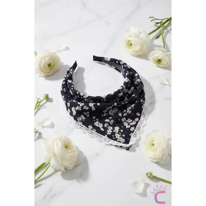 Siyah Üzeri Çiçek Desenli Beyaz Dantelli Yazlık Taçlı Bandana - Eşarp Görünümlü Üçgen Saç Bandanası