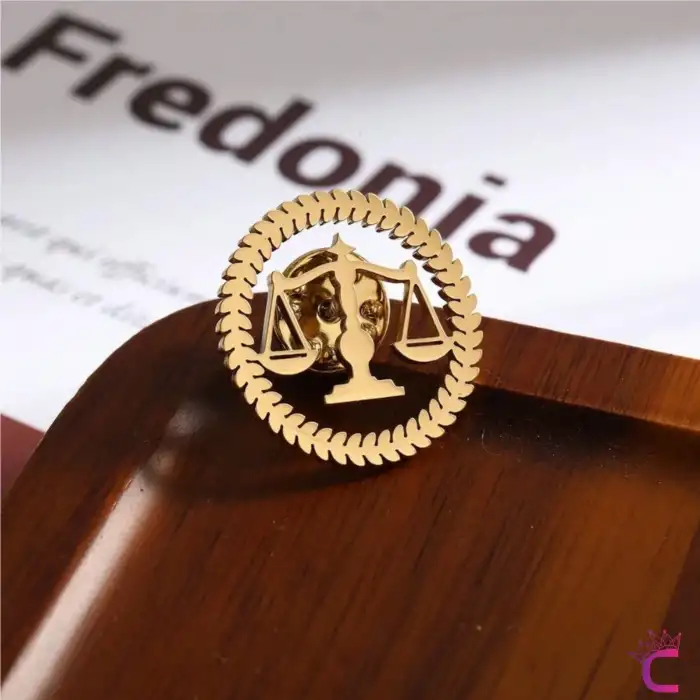 Avukat Hakim Savcı Adalet Broş Gold - Yaka Rozeti İğnesi Pin Broş Terazi Burcu Aksesuar Hediyesi