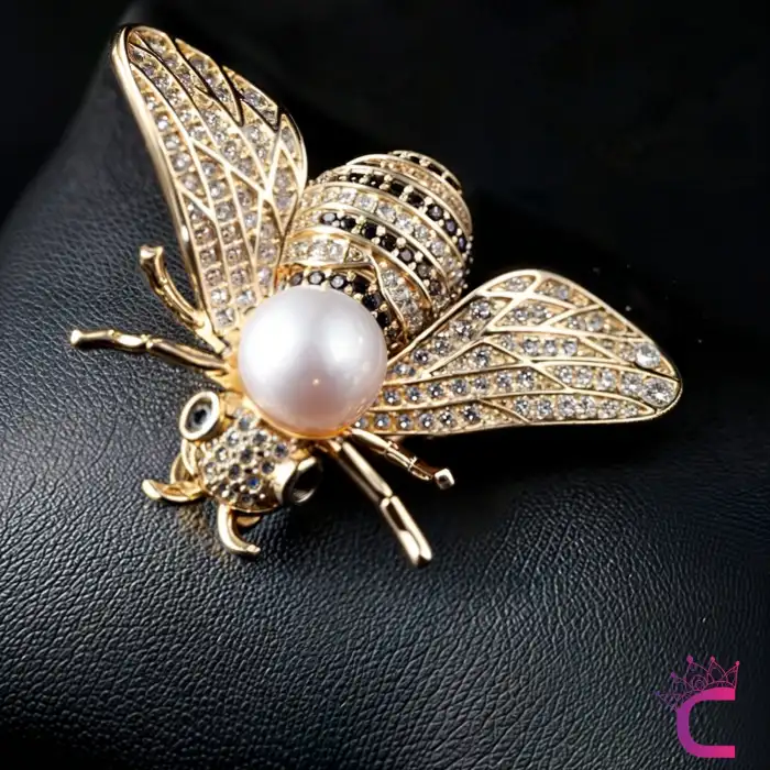 Beyaz İncili Kristal Taşlı Tasarım Arı Broş - Hediyelik Kadın Aksesuar Elbise Ceket Yaka İğnesi Broş