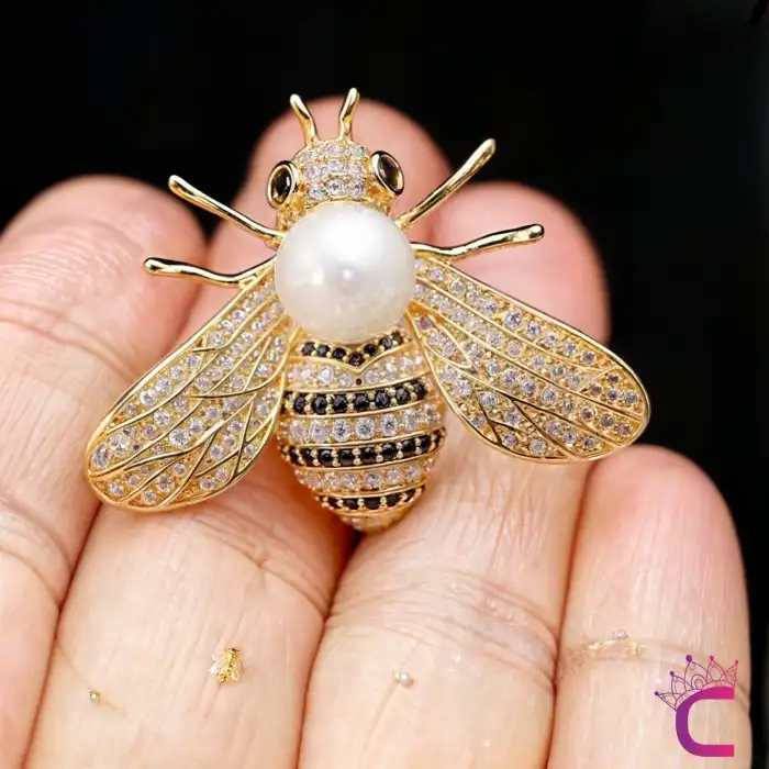 Beyaz İncili Kristal Taşlı Tasarım Arı Broş - Hediyelik Kadın Aksesuar Elbise Ceket Yaka İğnesi Broş