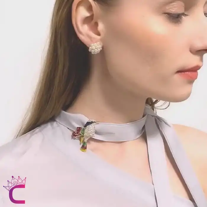 Çiçekli Dal Üstünde Kadın Zirkon Taşlı Renkli Serçe Kuş Broş - Hediyelik Elbise Ceket Yaka İğnesi