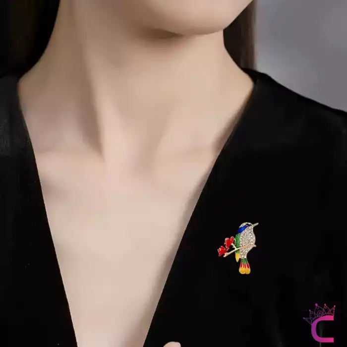 Çiçekli Dal Üstünde Kadın Zirkon Taşlı Renkli Serçe Kuş Broş - Hediyelik Elbise Ceket Yaka İğnesi