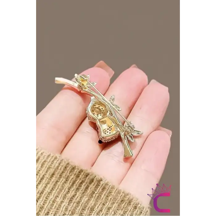 Dal Üstünde Sevimli Panda Tasarım Kristal Taşlı Broş - Hediyelik Kadın Ceket Yaka İğnesi Broşu