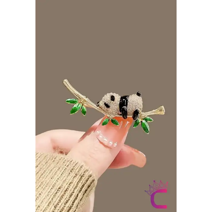 Dal Üstünde Sevimli Panda Tasarım Kristal Taşlı Broş - Hediyelik Kadın Ceket Yaka İğnesi Broşu