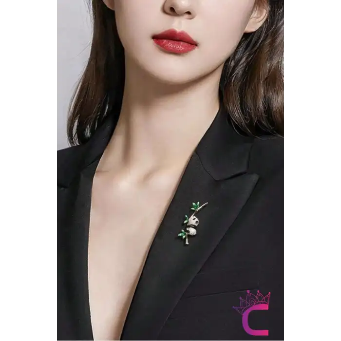 Dal Üstünde Sevimli Panda Tasarım Kristal Taşlı Broş - Hediyelik Kadın Ceket Yaka İğnesi Broşu