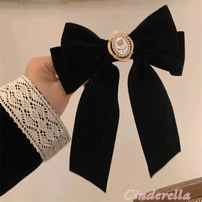 İncili Çiçek Gül Detaylı Siyah Mat Kadife Fiyonk Otomatik Toka - Zarif Fiyonklu Kadın Saç Tokası