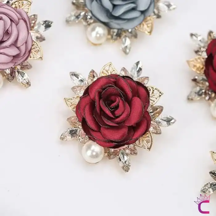İncili Kristal Taşlı Kırmızı Kumaş Çiçek Gül Broş - Gold Yaprak Yaka Çiçeği İğnesi Aksesuar Hediyesi