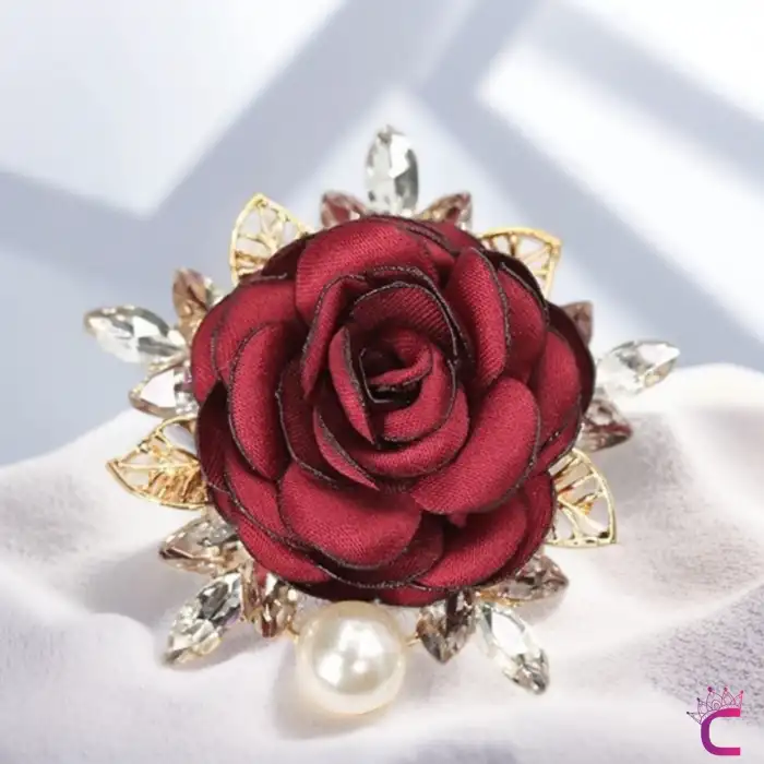 İncili Kristal Taşlı Kırmızı Kumaş Çiçek Gül Broş - Gold Yaprak Yaka Çiçeği İğnesi Aksesuar Hediyesi