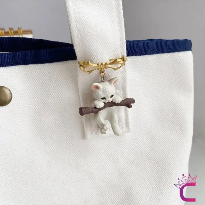 Karikatür Kedi Tasarım Broş - Arkadaşa Sevgiliye Hediyelik Çanta Elbise Ceket Yaka İğnesi Broşu