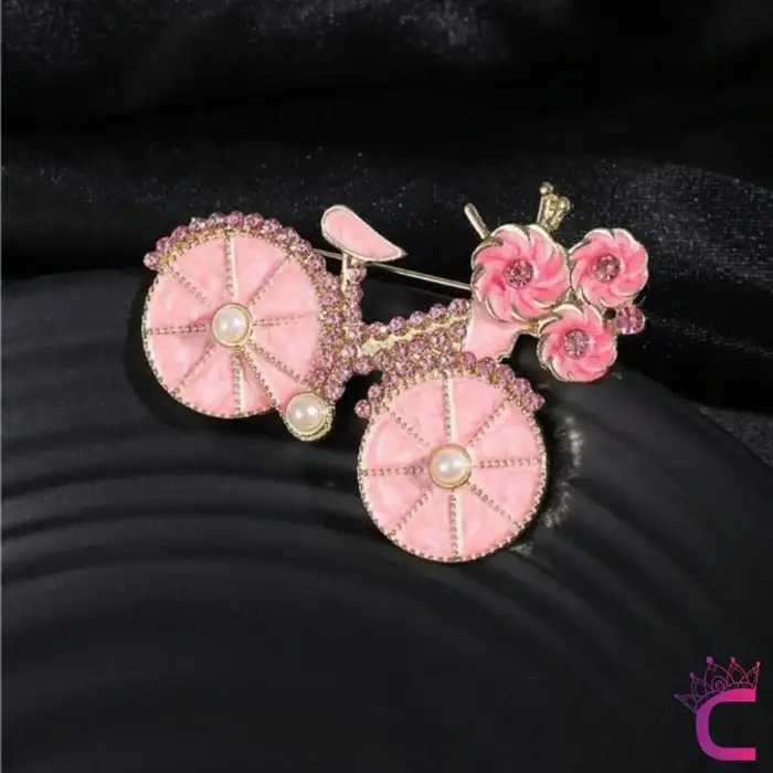 Pembe Çiçekli Kristal Taşlı İncili Bisiklet Tasarım Broş - Hediyelik Tatil Elbise Yaka İğnesi Broşu