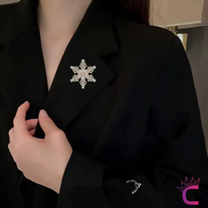 Premium Kar Tanesi Taşlı Kadın Broş Gold - Özel Hediyelik Yılbaşı Doğum Günü Hediyesi Yaka İğnesi